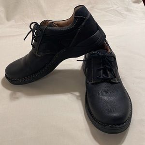 Clark’s Mens black walking shoes